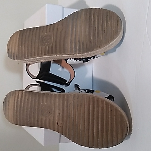 Cute Canvas Daisey Print Shoes with Velcro Close - Picture 9 of 9